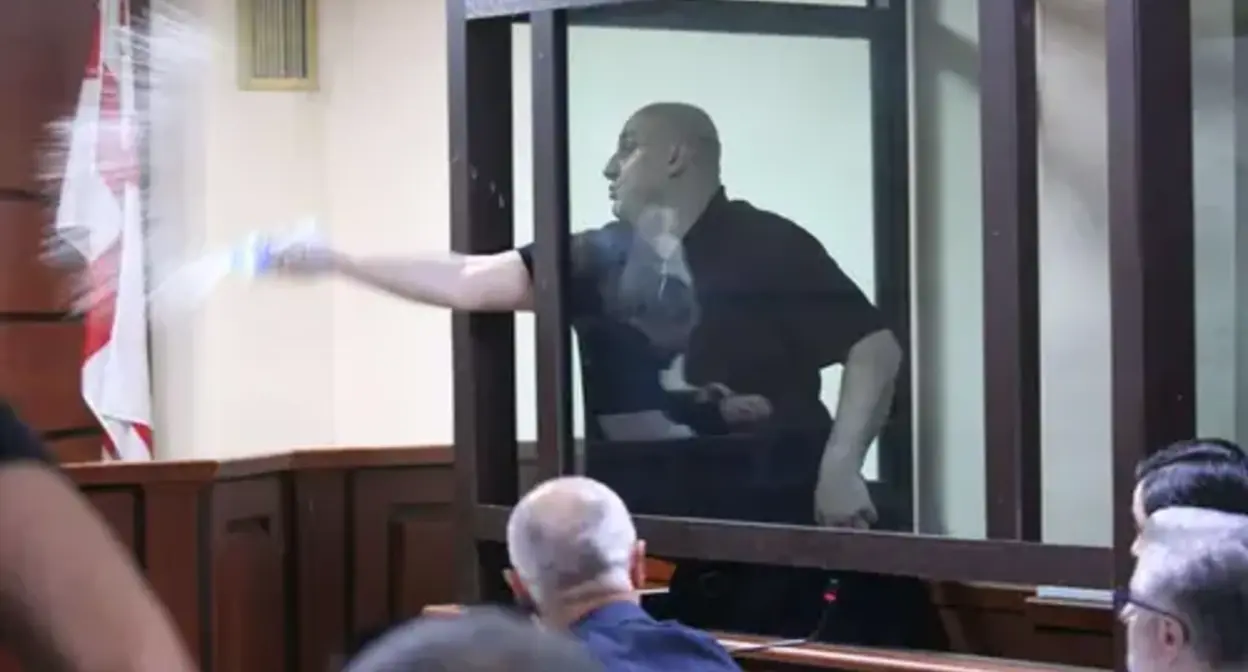 Ника Мелия выплескивает воду в сторону судьи. Тбилиси, 30 мая 2025 года. Фото: "Интерпрессньюс" https://www.interpressnews.ge/ru/article/168792-nika-meliia-oblil-sudiu-vodoi-on-vydvoren-iz-zala-zasedani