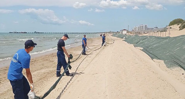 Представители службы спасения проводят замену защитных сетей на центральном пляже Анапы. 2 июня 2025 года. Фото из телеграм-канала оперштаба Кубани https://t.me/opershtab23/13558
