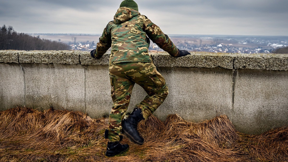 Военный на СВО. Иллюстрация создана "Кавказским узлом" с помощью ИИ в программе Photoshop