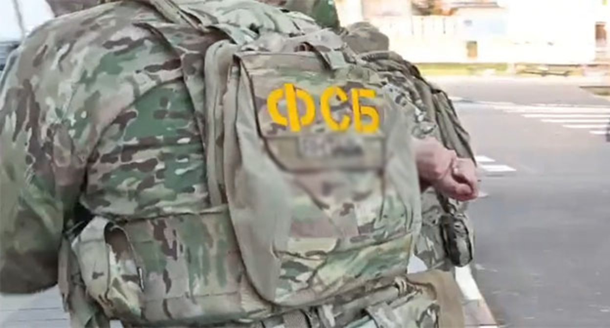 Сотрудники ФСБ во время задержания. Скриншот видео http://nac.gov.ru/