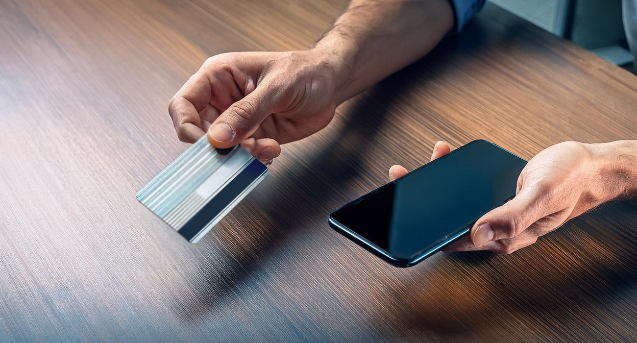 Мужчина переводит деньги. Иллюстрация создана «Кавказским узлом» с помощью ИИ в программе Copilot