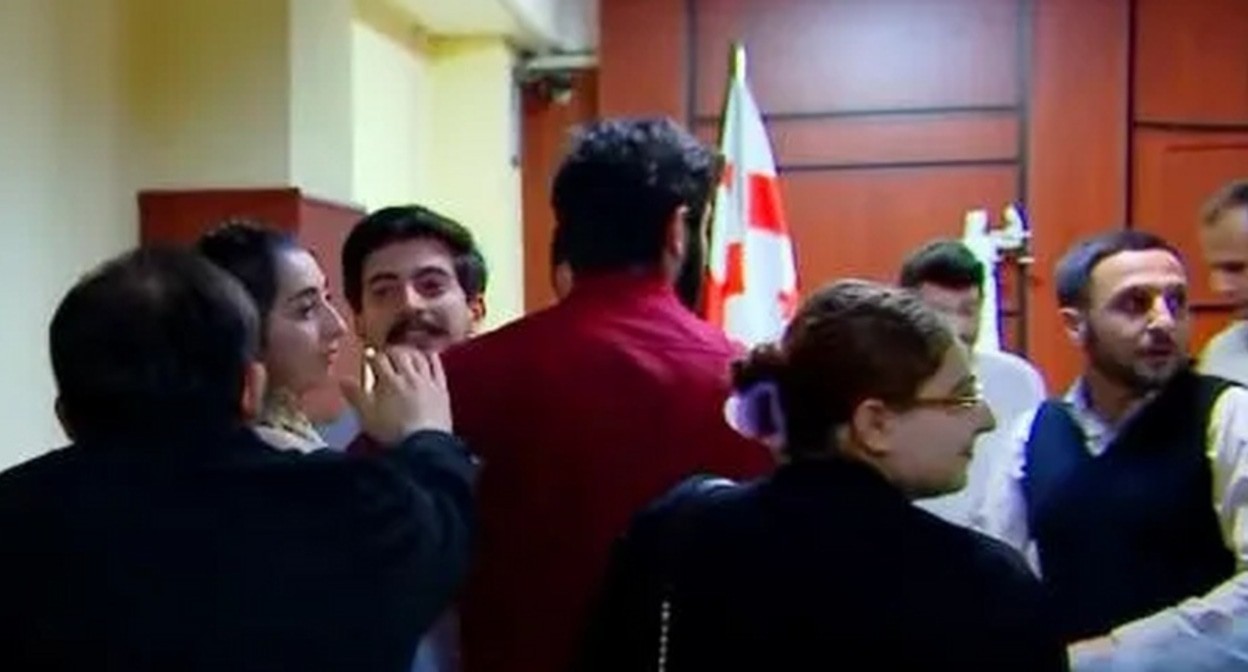 Люди в зале суда, где вынесено решение по делу Папашвили. Фото: "Интерпрессньюс" https://www.interpressnews.ge/ru/article/168928-aktivistu-beke-papashvili-obviniaemomu-v-oskorblenii-tei-tsulukiani-sud-izbral-7-sutok-administrativnogo-aresta