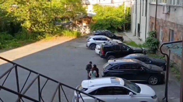 Визит силовиков к зданию суда в Сухуме во время заседания по иску журналистки Низфы Аршба (признана в России иноагентом) к СГБ Абхазии. 11 июня 2025 года. Стоп-кадр видео из телеграм-канала "D News Абхазия".