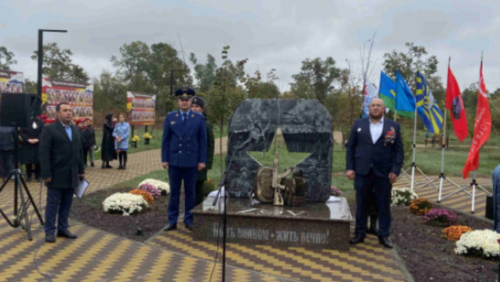 Новый памятник воинам СВО в Моздоке. Скриншот фото с сайта "Боевое братство" от 31.10.2024, https://dev.bbratstvo.com/2024/10/27/v-mozdoke-otkryli-pamyatnik-uchastnikam-svo