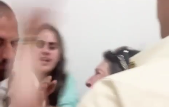 Нино Даташвили во время потасовки с судебными приставами. Кадр видео Tbilisi life