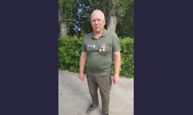 Ветеран СВО из Волжского Виталий Ефремов. Кадр из видеообращения, опубликованного на сайте "Новости Волгограда" https://novostivolgograda.ru/news/2025-06-19/a-kto-togda-elita-boets-svo-iz-volzhskogo-zapisal-obraschenie-v-bastrykinu-iz-za-zemli-5412216