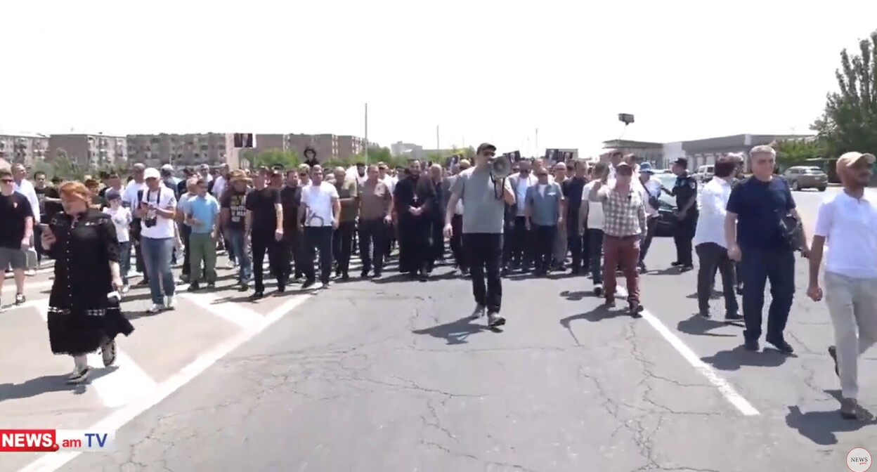 Участники шествия. Ереван, 22 июня 2025 года. Кадр видео News.am https://www.youtube.com/watch?v=24kF8PsnDT8