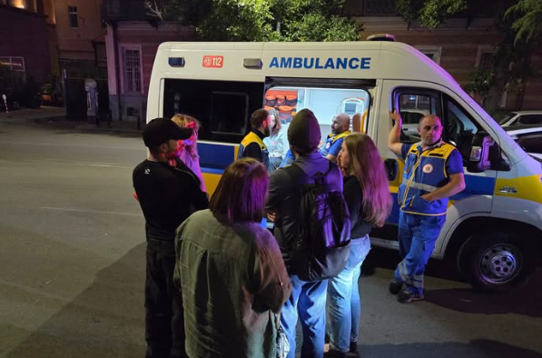 Скорая помощь на месте происшествия. Скриншот фото от 23.06.25 со страницы Мариам Никурадзе в Facebook, https://www.facebook.com/photo?fbid=10233332566010021&set=a.4120522745269 (деятельность компании Meta, владеющей соцсетью, запрещена в России)