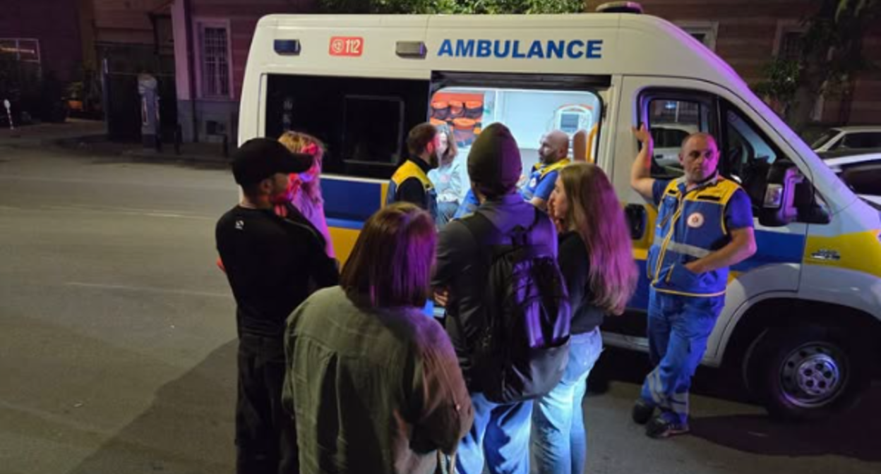 Скорая помощь на месте происшествия. Скриншот фото от 23.06.25 со страницы Мариам Никурадзе в Facebook, https://www.facebook.com/photo?fbid=10233332566010021&set=a.4120522745269 (деятельность компании Meta, владеющей соцсетью, запрещена в России)