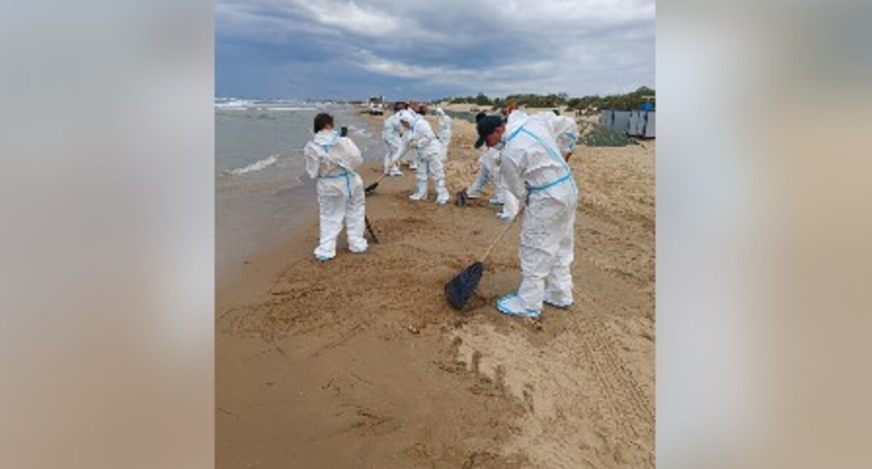 Состояние пляжа и работы по его очистке в анапском поселке Джемете. Фото из телеграм-канала оперштаба Кубани.