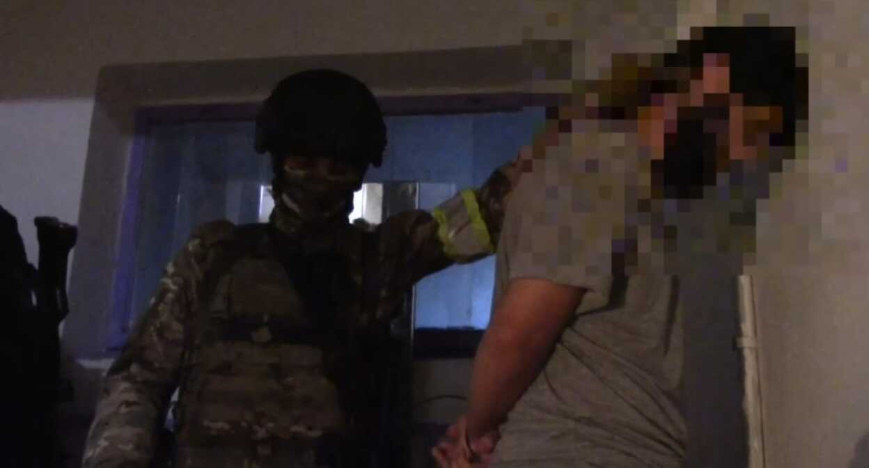 Задержание одного из обвиняемых по делу о "шариатских патрулях" в Тырныаузе. Стоп-кадр видео МВД по КБР.