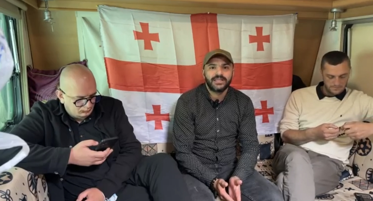 Участники голодовки в Чиатуре. Кадр прямой трансляции на Facebook*-cтранице მაღაროელი