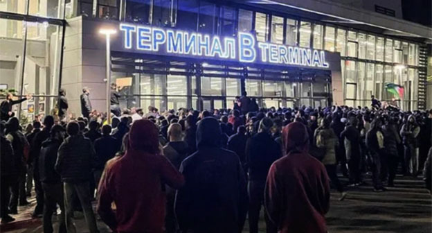 Беспорядки в Махачкале. 29 октября 2025 г. Скриншот видео https://www.instagram.com/p/DHifkNcATXF/ принадлежит компании Meta деятельность которой запрещена в России