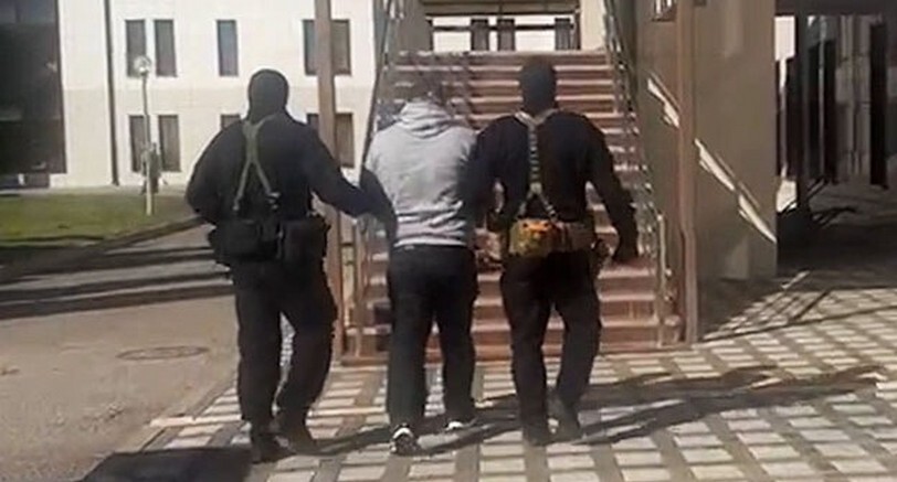 Задержание одного из подозреваемыз в причастности к нападению на псковских десантников в Чечне. Фото: ГСУ СКР по СКФО