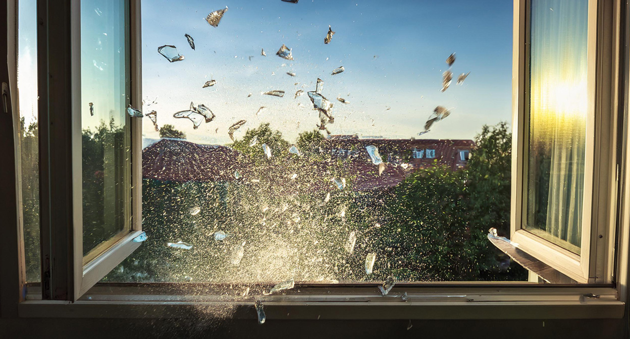 Осколки стелка. Иллюстрация создана «Кавказским узлом» с помощью ИИ в программе Copilot