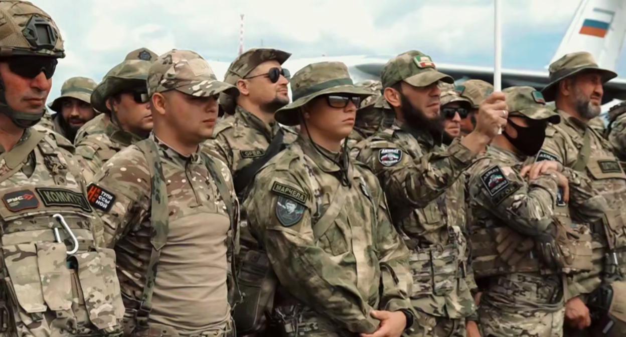 Отправка бойцов в зону военной операции. Стоп-кадр видео из Telegram-канала Рамзана Кадырова от 19.06.25, https://t.me/RKadyrov_95/5800