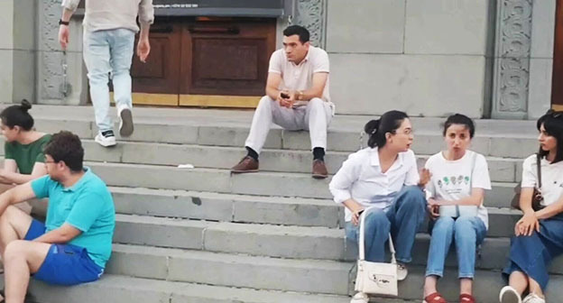 Участники акции протеста. Ереван, 12 июля 2025 г. Скриншот видео https://ria.ru/20250712/miting-2028802742.html