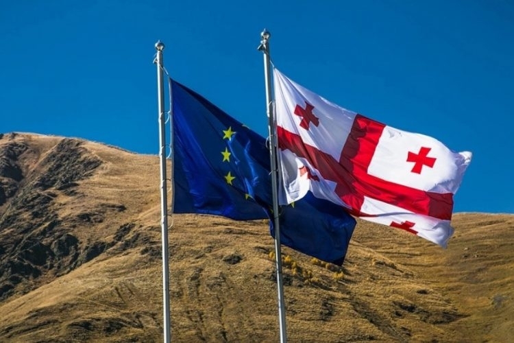 Флаги Грузии и ЕС. Фото: https://musavat.com/ru/news/nuzhna-li-gruziya-v-evrope-a-evropa-v-gruzii_1021818.html?d=1