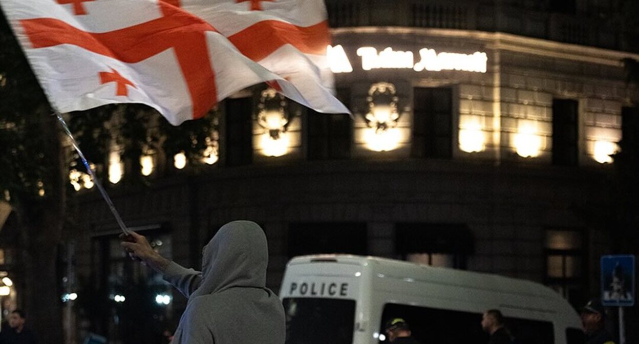 Участник акции на проспекте Руставели с флагом Грузии. Фото: Keto Mikadze / Publika