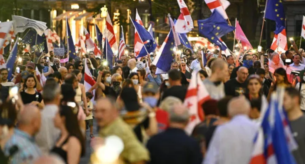 Участники шествия призвали к бойкоту местных выборов. Скриншот фото "Интерпрессньюс" от 19.07.25, https://www.interpressnews.ge/ru/article/169765-protestnoe-shestvie-net-rossiiskim-vyboram-prishlo-k-parlamentu-prospekt-rustaveli-perekryt