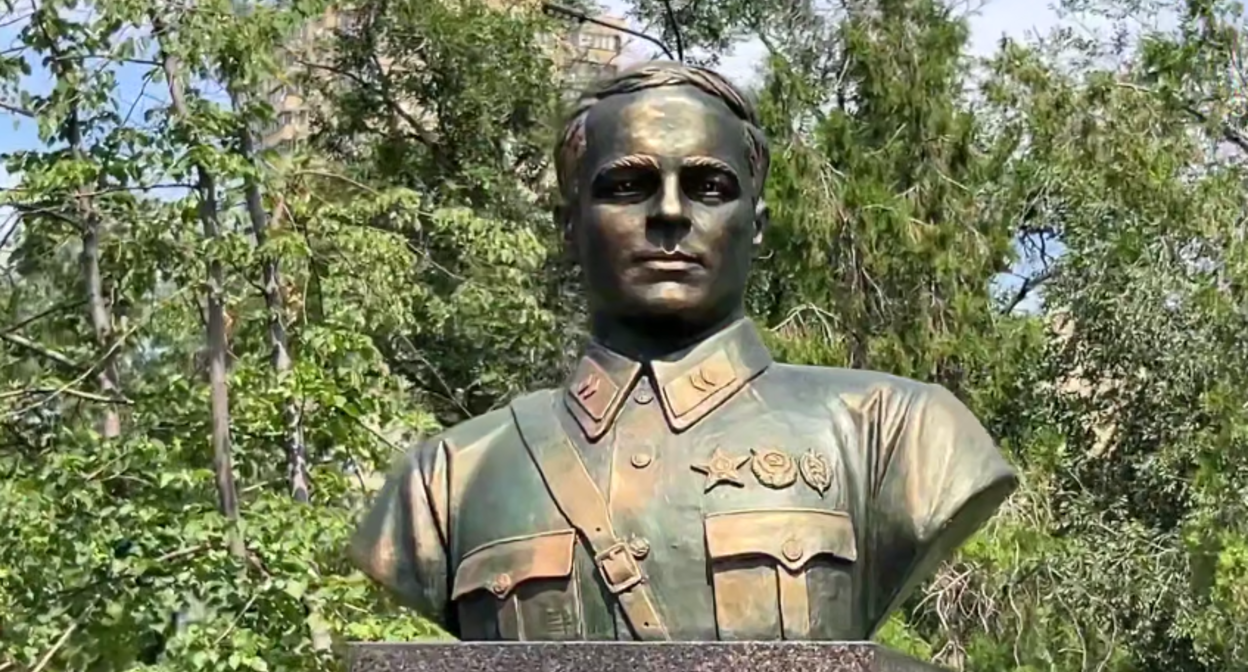 Бюст Александра Воронина. Стоп-кадр видео из Telegram-канала администрации Волгограда от 17.07.25, https://t.me/volgadmin/9081.