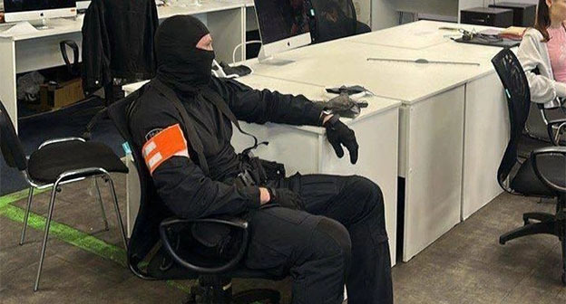 Сотрудник правоохранительных органов в офисе Telegram-канала "База". 22 июля 2025 г. Фото: Телеграм-канал «Раньше всех. Ну почти»