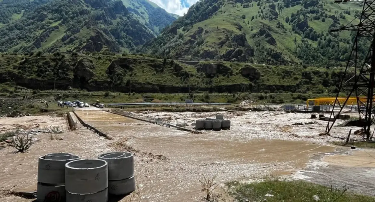 Сход селя в Тырныаузе. 22 июля 2025 г. Фото: МЧС России