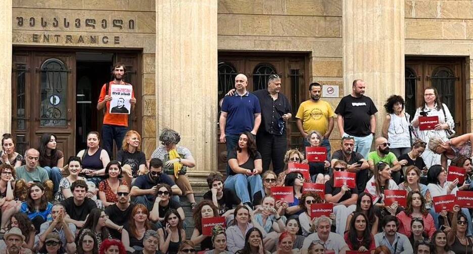 Группа поддержки Ахобадзе у суда. Фото: NEWS.On.ge.  