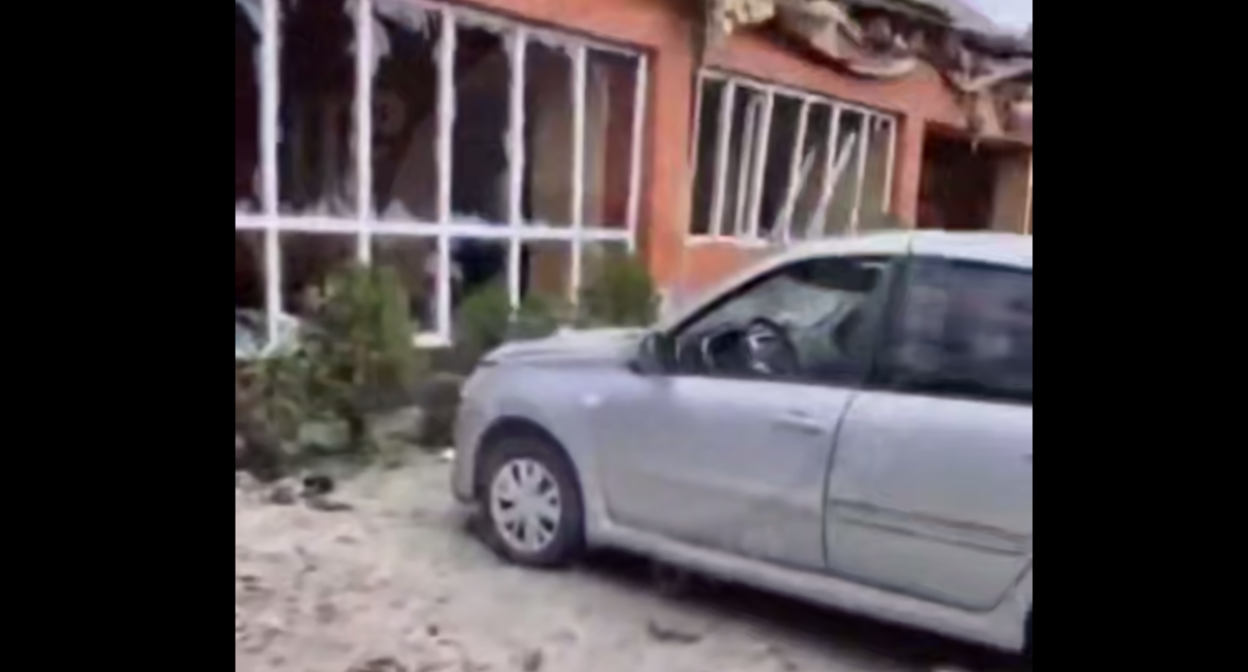 Дом в Нижних Ачалуках пострадал после падения БПЛА. Стоп-кадр видео "Фортанга" от 26.07.25, https://t.me/fortangaorg/20178.