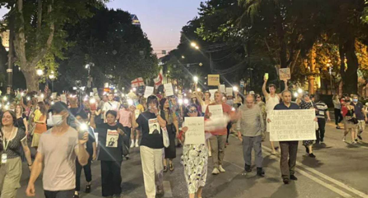 Марш представителей культуры. Скриншот фото "Интерпрессньюс" от 27.07.25, https://www.interpressnews.ge/ka/article/844871-saprotesto-akciis-monacileebma-rustavelis-gamziri-gadaketes