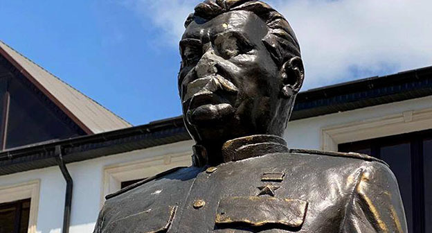 Поврежденный памятник Сталину в Цхинвале. Фото: t.me/sapa_tskhinval/2697?single