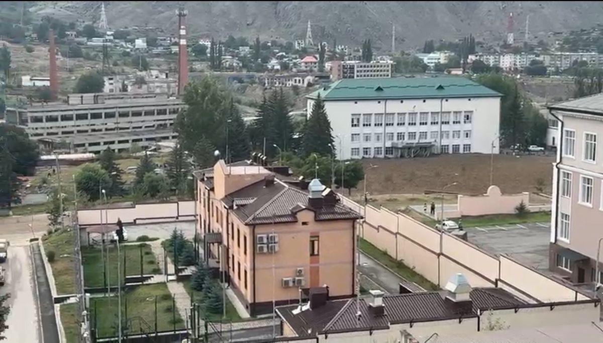 Селевой поток повредил здание администрации в Тырныаузе, 31 июля 2025 года. Кадр предоставлен "Кавказскому узлу" местными жителями. 