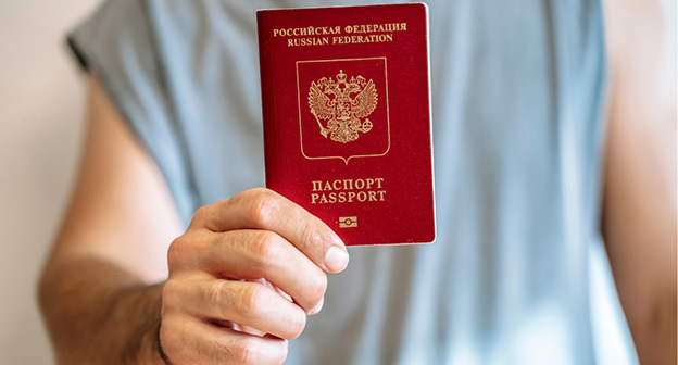 Российский паспорт. Фото: https://russianroute.com