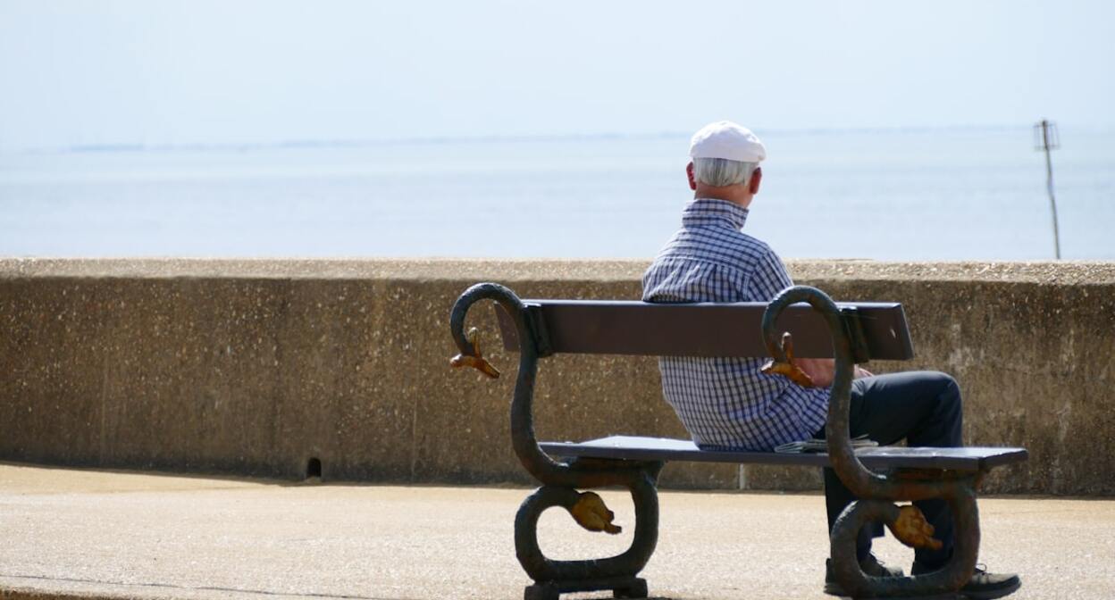 Пожилой мужчина. Фото: Mark Timberlake / Unsplash.com