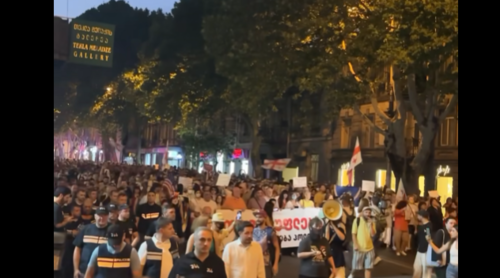 Шествие в поддержку Амаглобели прошло при большом скоплении полиции. Стоп-кадр видео Publika от 06.08.25,https://www.facebook.com/reel/614758054686518 (деятельность компании Meta, владеющей соцсетью, запрещена в России).