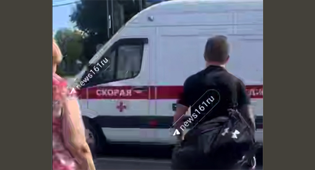 Машина скорой помощи на улице Ростова-на-Дону. 14 августа 2025 г. Скриншот видео https://t.me/chp_rostov_don/12809