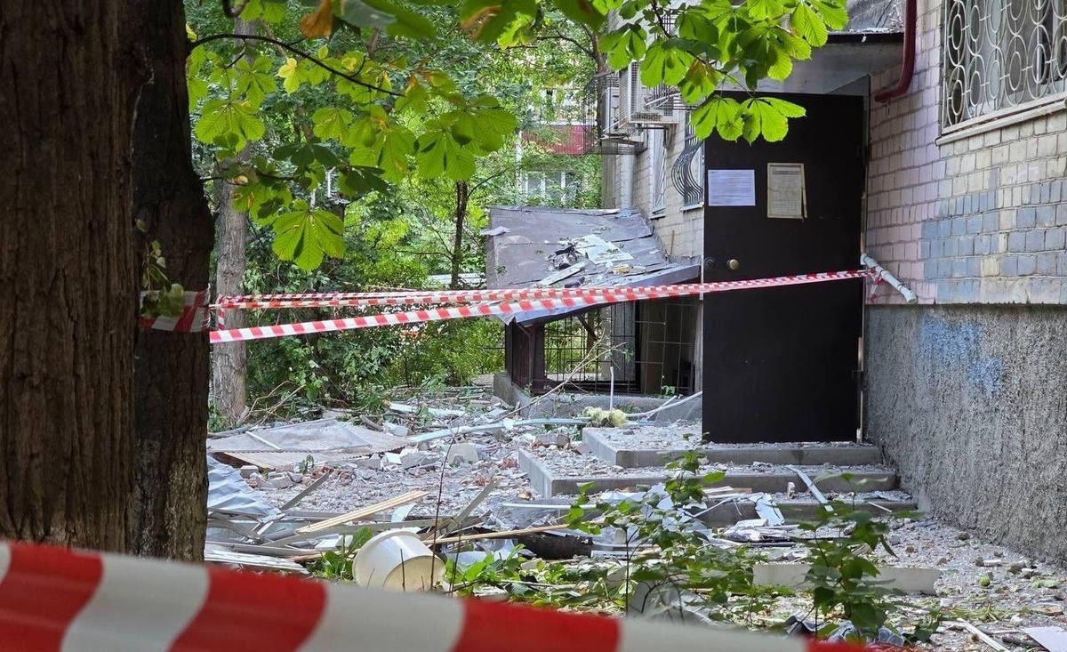 Оцепленный подъезд жилого дома после атаки БПЛА в Ростове-на-Дону. Фото: Юрий Слюсарь / "ВКонтакте"