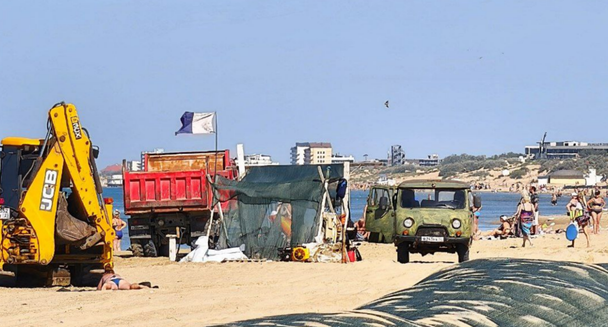 Уборочная техника и отдыхающие в Анапе. Скриншот фото из Telegram-канала "Маковозовы" от 16.08.25, https://t.me/makovozovy/42908.