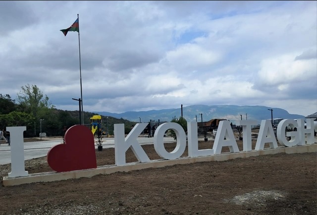 Инсталляция в селе Колатаг. Фото Oxu.az. https://oxu.az/ru/obshestvo/v-selo-kolatag-agderinskogo-rajona-otpravilas-pervaya-gruppa-pereselencev