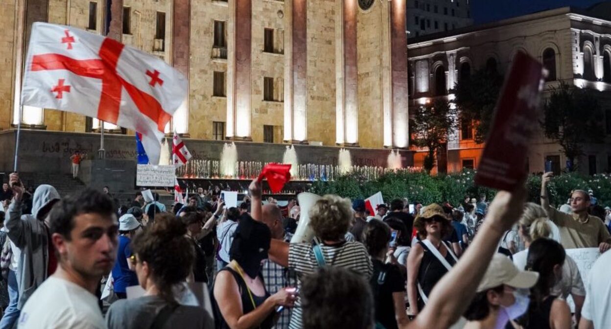 Протестующие у здания парламента. Фото: NEWS.On.ge 