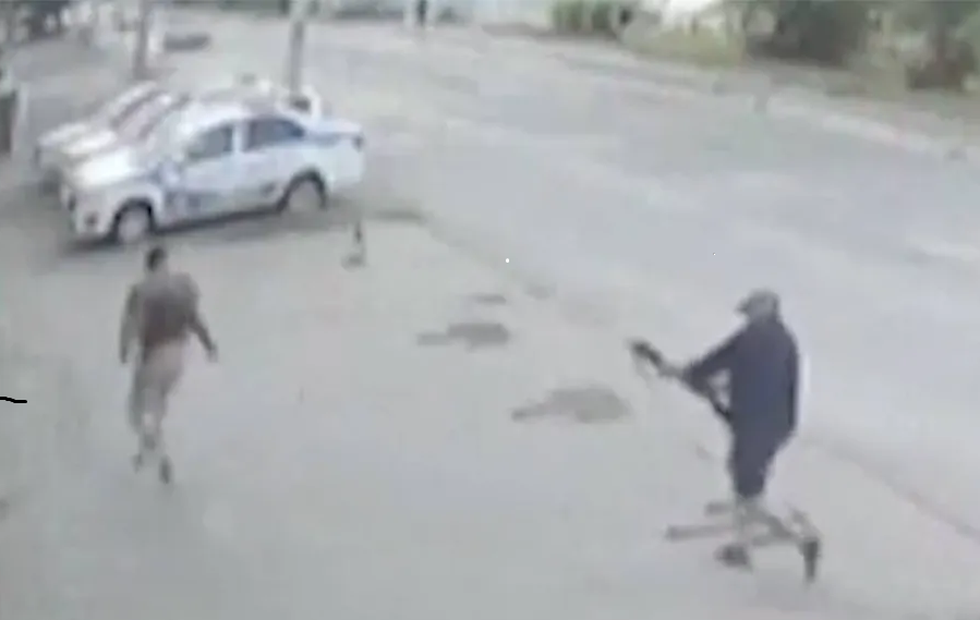 Нападение на судью в Камышине. Кадр видеозаписи камеры наблюдения. Скриншот  https://bloknot-volgograd.ru/news/sudyu-zhestoko-ubili-v-kamyshine--1888620