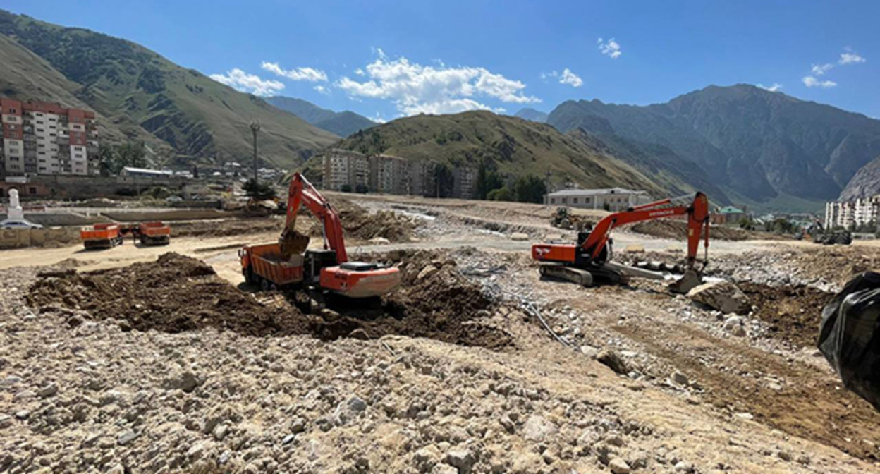 Очистка улиц Тырныауза от последствий селя. 21 августа 2025 г. Фото https://t.me/elbrusraion_adm/19147