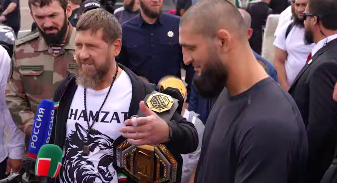 Рамзан Кадыров с чемпионским поясом и Хамзат Чимаев в аэропорту Грозного. Стоп-кадр видео из Telegram-канала Рамзана Кадырова от 20.08.25, https://t.me/RKadyrov_95/5919. 