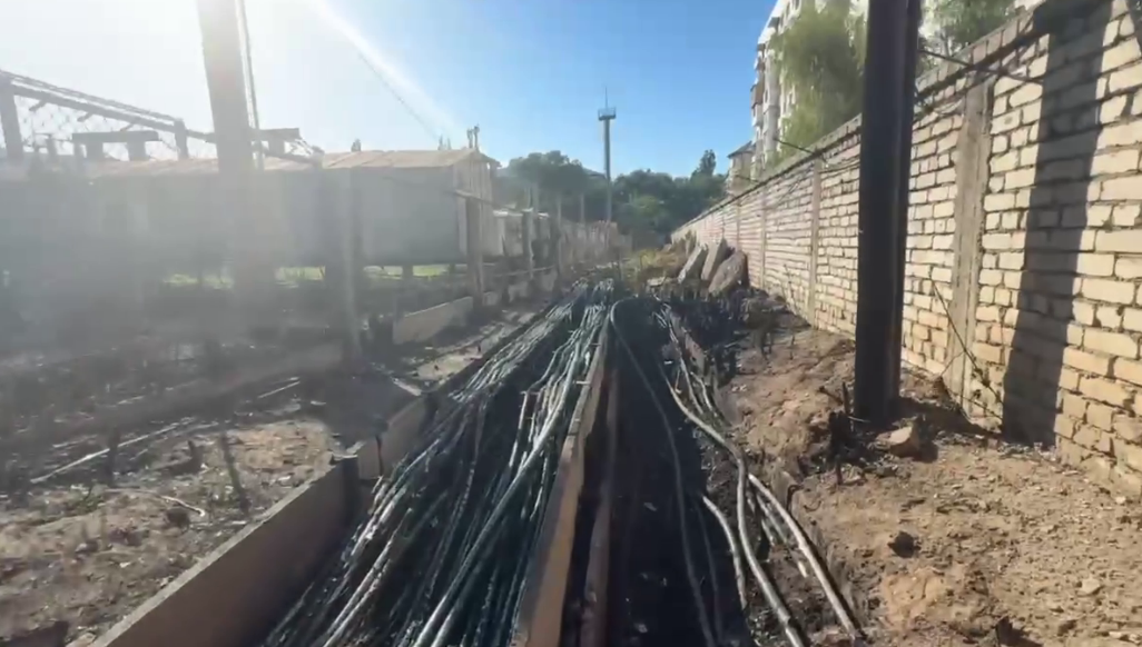 Сгоревшие провода на подстанции "Новая". Стоп-кадр видео ЕКЦ "Дагэнерго" от 23.08.25, https://t.me/EKCDAGENERGO/789.