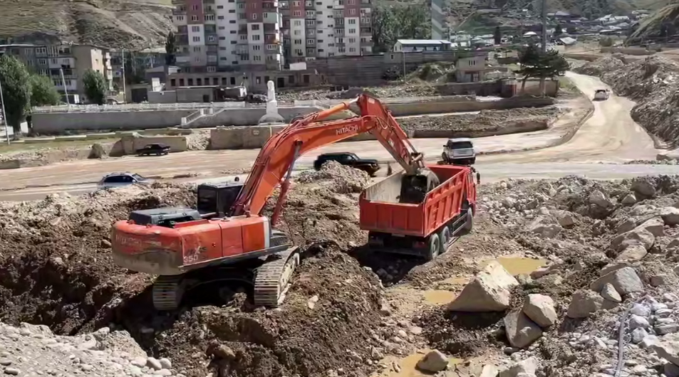 Уборка селевой массы в Тырныаузе. Стоп-кадр видео из Telegram-канала Казбека Кокова от 24.08.25, https://t.me/Kokov_Kazbek/7818. 