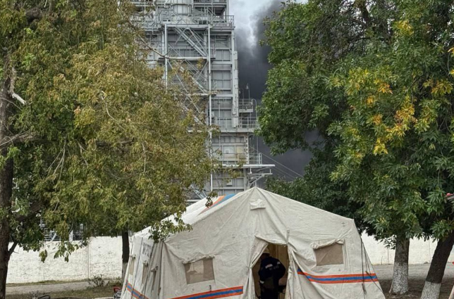 Дым от пожара в Новошахтинске. Скриншот фото из Telegram-канала Юрия Слюсаря от 24.08.25, https://t.me/Yuri_Slusar/2792?single