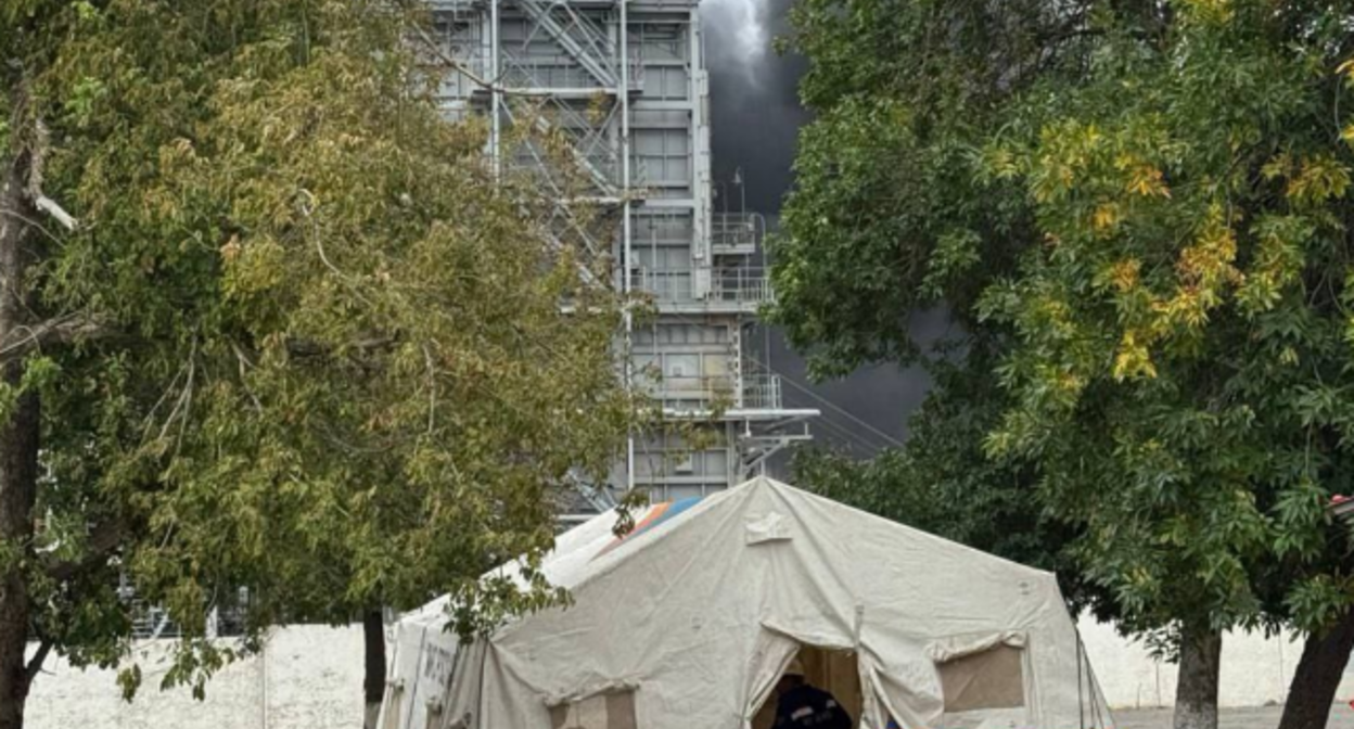 Дым от пожара в Новошахтинске. Скриншот фото из Telegram-канала Юрия Слюсаря от 24.08.25, https://t.me/Yuri_Slusar/2792?single