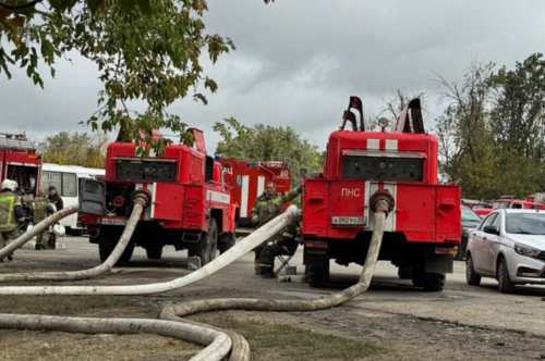 Пожарные машины у НПЗ в Новошахтинске. Скриншот фото из Telegram-канала Юрия Слюсаря от 24.08.25, https://t.me/Yuri_Slusar/2792?single

