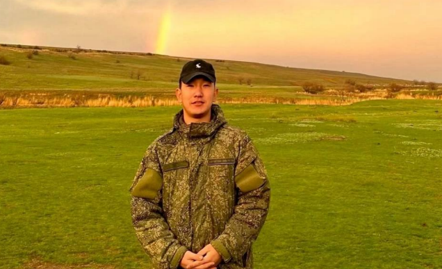 Данзан Эрендженов. Скриншот фото из Telegram-канала администрации Сарпинского района от 25.08.25, https://t.me/sarprmo/13886.