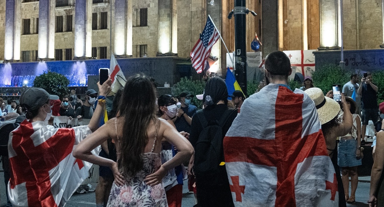 Протестующие на проспекте Руставели. Фото: Mindia Gabadze / Publika
